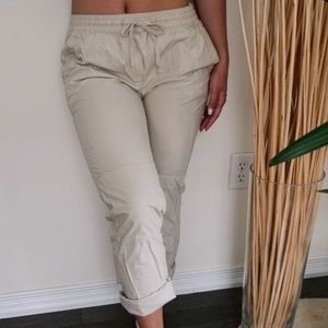 Mid rise ⅞ light beige cargo pants